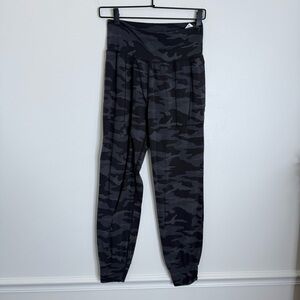 Athleta women’s salutation jogger Camo size small